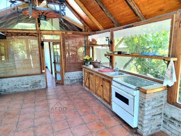 Se Vende Amplia Casa estilo Patronal, con un Gran Terreno Urbano, comuna de La Cruz.