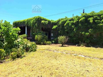 Se Vende Amplia Casa estilo Patronal, con un Gran Terreno Urbano, comuna de La Cruz.