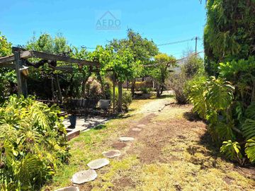 Se Vende Amplia Casa estilo Patronal, con un Gran Terreno Urbano, comuna de La Cruz.