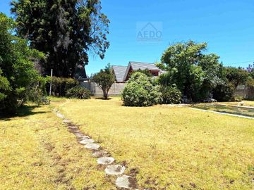 Se Vende Amplia Casa estilo Patronal, con un Gran Terreno Urbano, comuna de La Cruz.