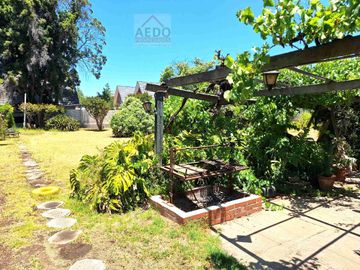 Se Vende Amplia Casa estilo Patronal, con un Gran Terreno Urbano, comuna de La Cruz.