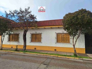 Se Vende Amplia y Linda Casona con gran terreno, muy cercana al centro de la ciudad de Quillota.