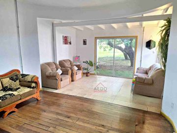Se Vende Amplia y Linda Casona con gran terreno, muy cercana al centro de la ciudad de Quillota.