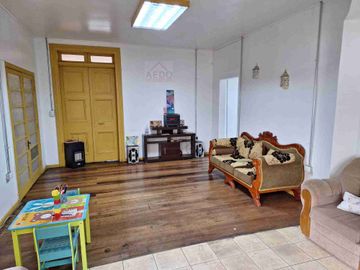 Se Vende Amplia y Linda Casona con gran terreno, muy cercana al centro de la ciudad de Quillota.
