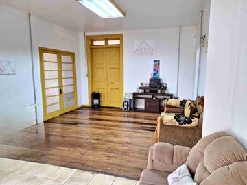Se Vende Amplia y Linda Casona con gran terreno, muy cercana al centro de la ciudad de Quillota.