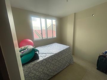 URBANIZACION LA PERLA VENDO PRECIOSA VILLA DOS PLANTAS, TRES DORMITORIOS, OPORTUNIDAD POR VIAJE