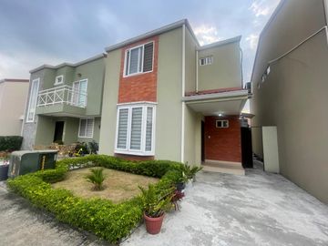 URBANIZACION LA PERLA VENDO PRECIOSA VILLA DOS PLANTAS, TRES DORMITORIOS, OPORTUNIDAD POR VIAJE
