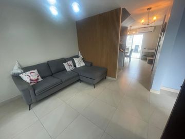 URBANIZACION LA PERLA VENDO PRECIOSA VILLA DOS PLANTAS, TRES DORMITORIOS, OPORTUNIDAD POR VIAJE