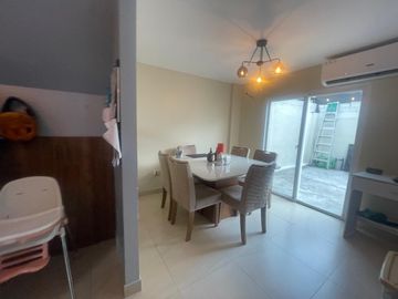 URBANIZACION LA PERLA VENDO PRECIOSA VILLA DOS PLANTAS, TRES DORMITORIOS, OPORTUNIDAD POR VIAJE