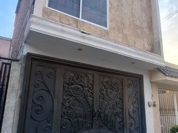 CASA EN VENTA EN PASEOS DE LA CIMA LEON GTO ZONA NORTE SOBRE BLV MARIANO ESCOBEDO.