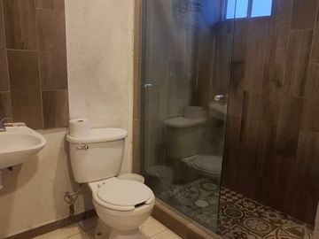 CASA EN VENTA EN PASEOS DE LA CIMA LEON GTO ZONA NORTE SOBRE BLV MARIANO ESCOBEDO.