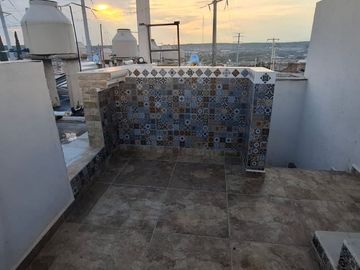 CASA EN VENTA EN PASEOS DE LA CIMA LEON GTO ZONA NORTE SOBRE BLV MARIANO ESCOBEDO.