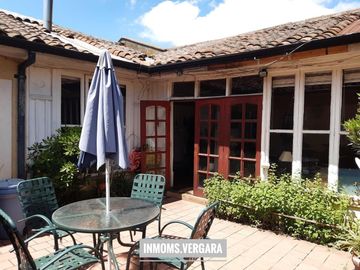 Céntrica propiedad en Linares, casa con piscina