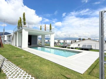 Casa en Venta a estrenar en Tumbaco, dentro de conjunto con piscina