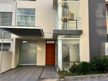 LINDA CASA EN LAMBRAMANI EN VENTA