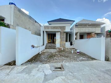 RUMAH CANTIK SIAP HUNI, CARPORT BISA 2 MOBIL DI JAKAL KM 10