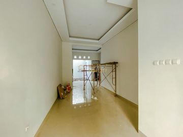 RUMAH CANTIK SIAP HUNI, CARPORT BISA 2 MOBIL DI JAKAL KM 10