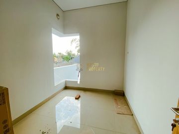RUMAH CANTIK SIAP HUNI, CARPORT BISA 2 MOBIL DI JAKAL KM 10