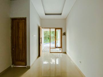 RUMAH CANTIK SIAP HUNI, CARPORT BISA 2 MOBIL DI JAKAL KM 10