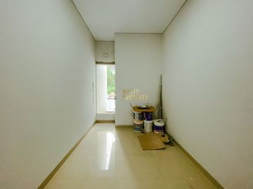 RUMAH CANTIK SIAP HUNI, CARPORT BISA 2 MOBIL DI JAKAL KM 10