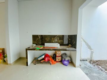 RUMAH CANTIK SIAP HUNI, CARPORT BISA 2 MOBIL DI JAKAL KM 10