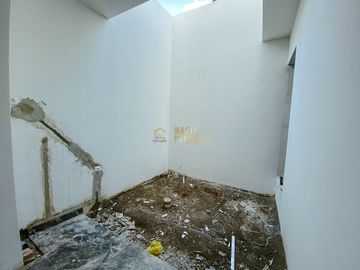 RUMAH CANTIK SIAP HUNI, CARPORT BISA 2 MOBIL DI JAKAL KM 10