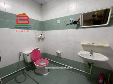 บ้านแฝด หมู่บ้าน ลัลลี่วิลล์ (ซอยลำลูกกา 43) เนื้อที่ 38.5 ตรว. ใกล้บิ๊กซีคลอง 4 ถนนลำลูกกา ตำบลลาดสวาย อำเภอลำลูกกา จังหวัดปทุมธานี