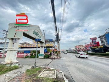 บ้านแฝด หมู่บ้าน ลัลลี่วิลล์ (ซอยลำลูกกา 43) เนื้อที่ 38.5 ตรว. ใกล้บิ๊กซีคลอง 4 ถนนลำลูกกา ตำบลลาดสวาย อำเภอลำลูกกา จังหวัดปทุมธานี