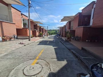 CA141 SEVENDE CASA EN CONJUNTO CAMPESTRE ALTOS DE LA COLINA TULUA