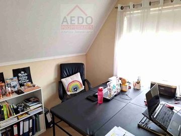 Se Vende Linda Casa Aislada de dos pisos, en Condominio Valle Molinos, altura paradero 10, comuna de La Cruz.