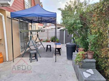 Se Vende Linda Casa Aislada de dos pisos, en Condominio Valle Molinos, altura paradero 10, comuna de La Cruz.