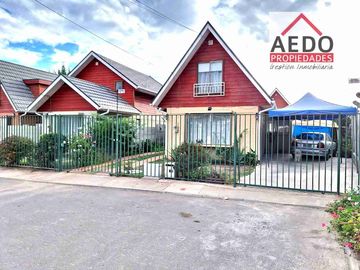 Se Vende Linda Casa Aislada de dos pisos, en Condominio Valle Molinos, altura paradero 10, comuna de La Cruz.