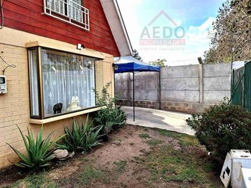 Se Vende Linda Casa Aislada de dos pisos, en Condominio Valle Molinos, altura paradero 10, comuna de La Cruz.
