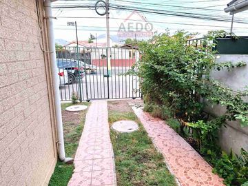 Se Vende Linda Casa Aislada de dos pisos, en Condominio Valle Molinos, altura paradero 10, comuna de La Cruz.