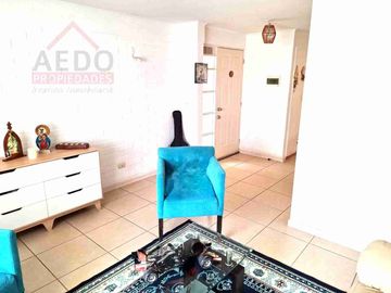 Se Vende Linda Casa Aislada de dos pisos, en Condominio Valle Molinos, altura paradero 10, comuna de La Cruz.