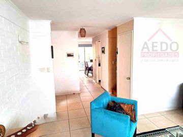 Se Vende Linda Casa Aislada de dos pisos, en Condominio Valle Molinos, altura paradero 10, comuna de La Cruz.