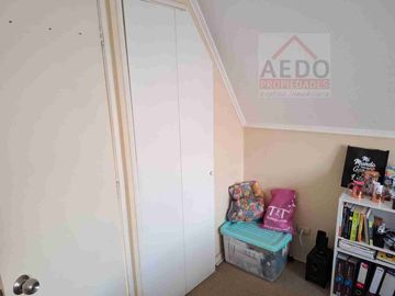 Se Vende Linda Casa Aislada de dos pisos, en Condominio Valle Molinos, altura paradero 10, comuna de La Cruz.