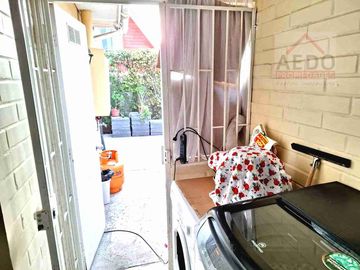Se Vende Linda Casa Aislada de dos pisos, en Condominio Valle Molinos, altura paradero 10, comuna de La Cruz.