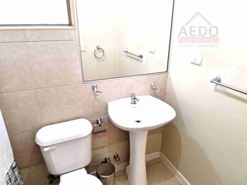 Se Vende Linda Casa Aislada de dos pisos, en Condominio Valle Molinos, altura paradero 10, comuna de La Cruz.