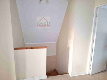 Se Vende Linda Casa Aislada de dos pisos, en Condominio Valle Molinos, altura paradero 10, comuna de La Cruz.