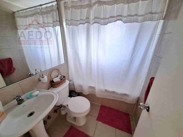 Se Vende Linda Casa Aislada de dos pisos, en Condominio Valle Molinos, altura paradero 10, comuna de La Cruz.