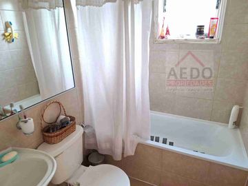 Se Vende Linda Casa Aislada de dos pisos, en Condominio Valle Molinos, altura paradero 10, comuna de La Cruz.