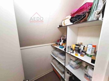 Se Vende Linda Casa Aislada de dos pisos, en Condominio Valle Molinos, altura paradero 10, comuna de La Cruz.