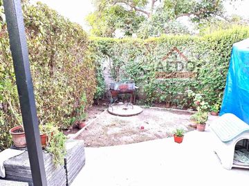 Se Vende Linda Casa Aislada de dos pisos, en Condominio Valle Molinos, altura paradero 10, comuna de La Cruz.