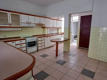 Casa amplia excelente ubicación SAN ISIDRO