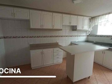 AMPLIA Y MODERNA CASA