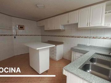 AMPLIA Y MODERNA CASA