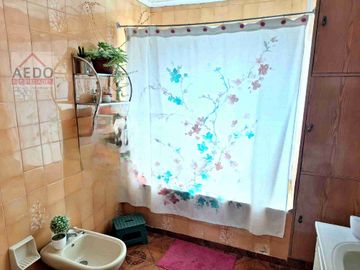 Se  Vende Gran Terreno Urbano con Linda Amplia  y Funcional casa de un piso, aislada, comuna de Quillota