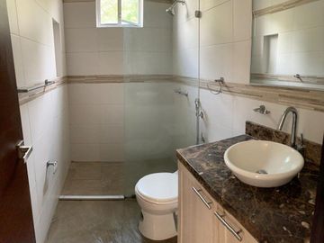Casa en venta en Samborondón con piscina Km1