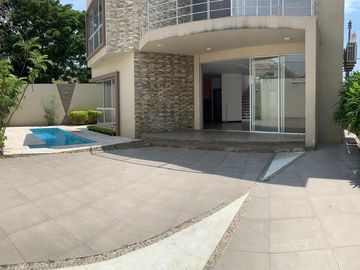 Casa en venta en Samborondón con piscina Km1